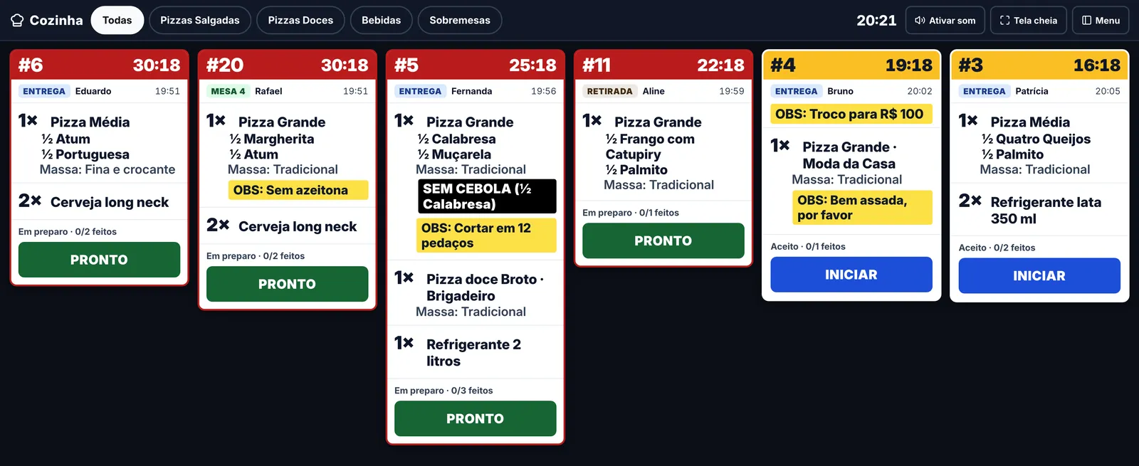 Tela da cozinha do MadFood com tickets de pedidos coloridos pelo tempo, observações e o aviso Sem cebola em meia pizza Calabresa