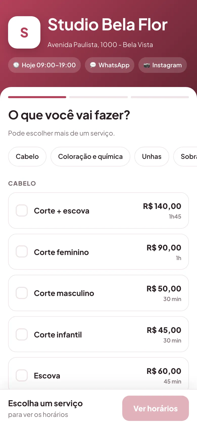 Agendamento online do salão no celular: a cliente escolhe o serviço