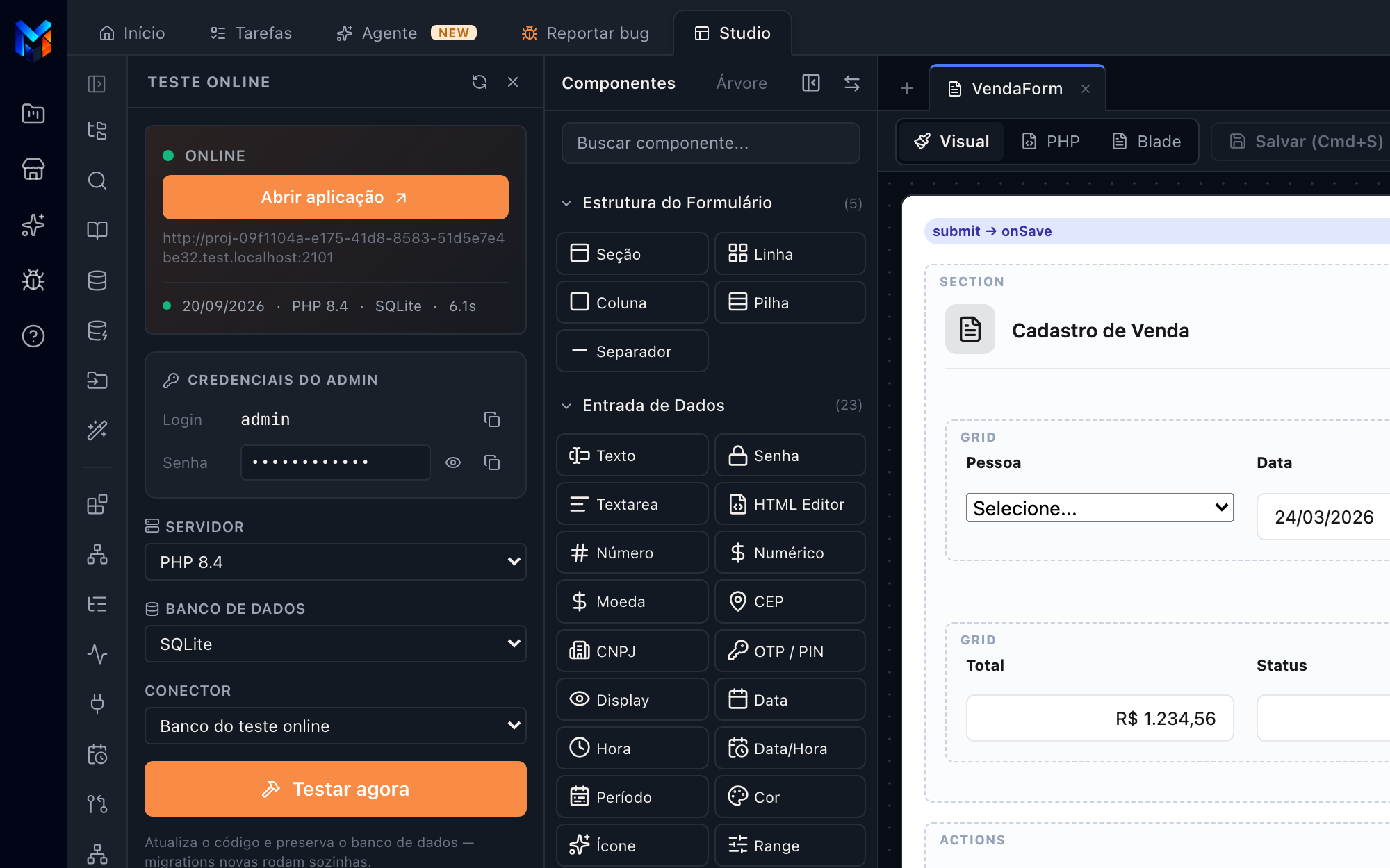 Painel do Teste Online com o ambiente no ar, PHP 8.4, SQLite e as credenciais do administrador